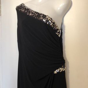 Black exquisite gown one shoulder, sequence
